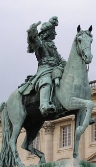 La statue de Louis XIV Ã  l'entrÃ©e de la cour d'honneur